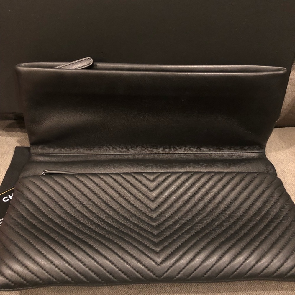 โช๏ธSOLDโช๏ธCHANEL Foldover Clutch - Picture 4 of 8